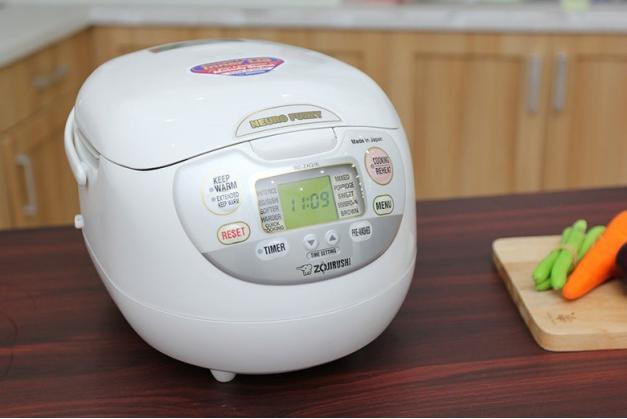Nồi cơm điện tử Zojirushi NS-ZAQ18-WZ