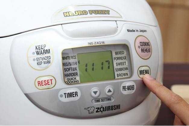 Nồi cơm điện tử Zojirushi NS-ZAQ18-WZ